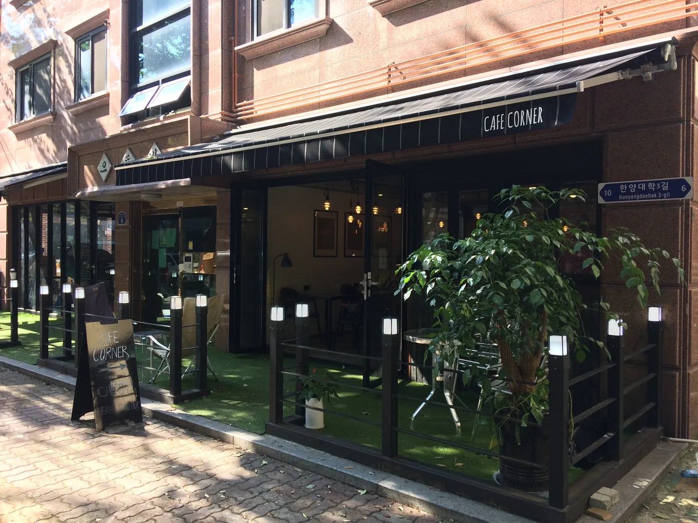 Вход в кофейню Cafe Corner