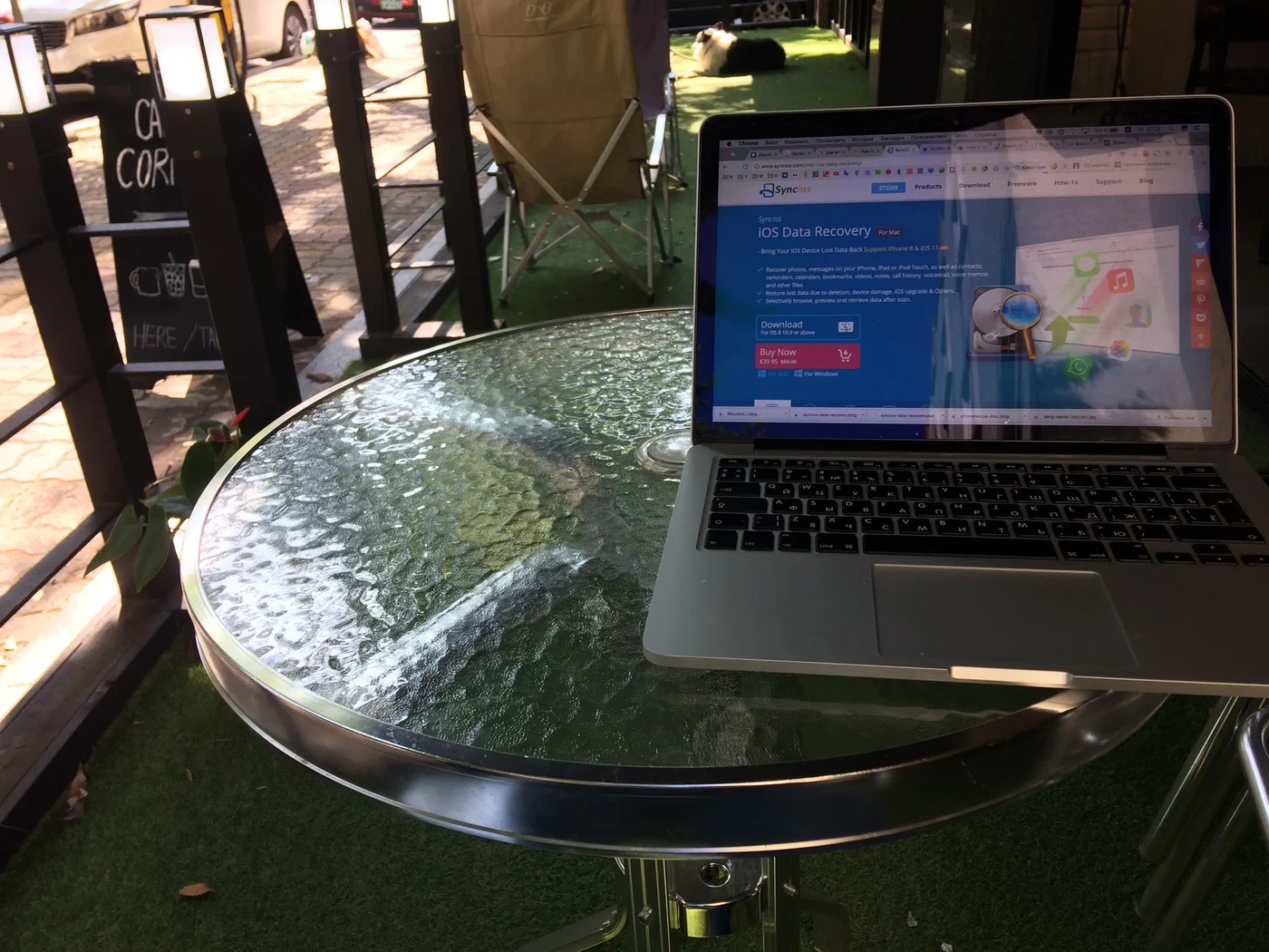 A laptop on a café table