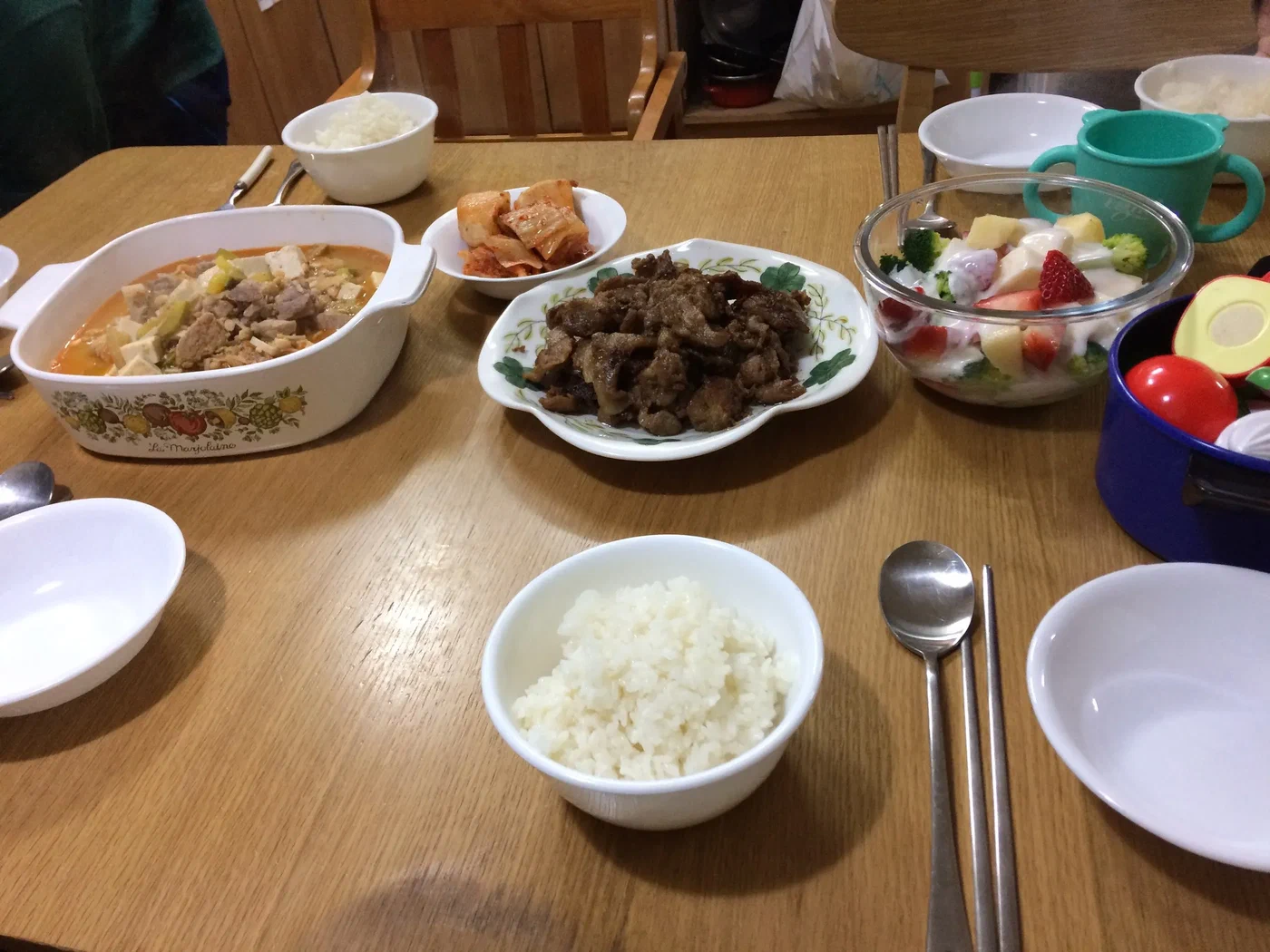 Домашний ужин с супом, мясом, рисом и фруктами