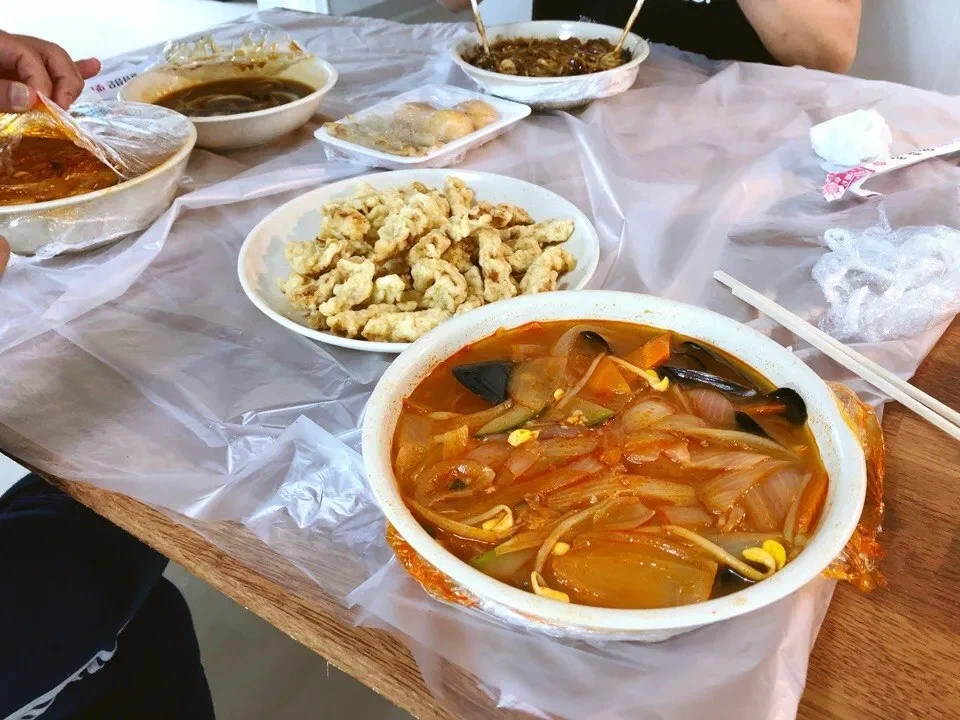 Корейские блюда, разложенные на столе
