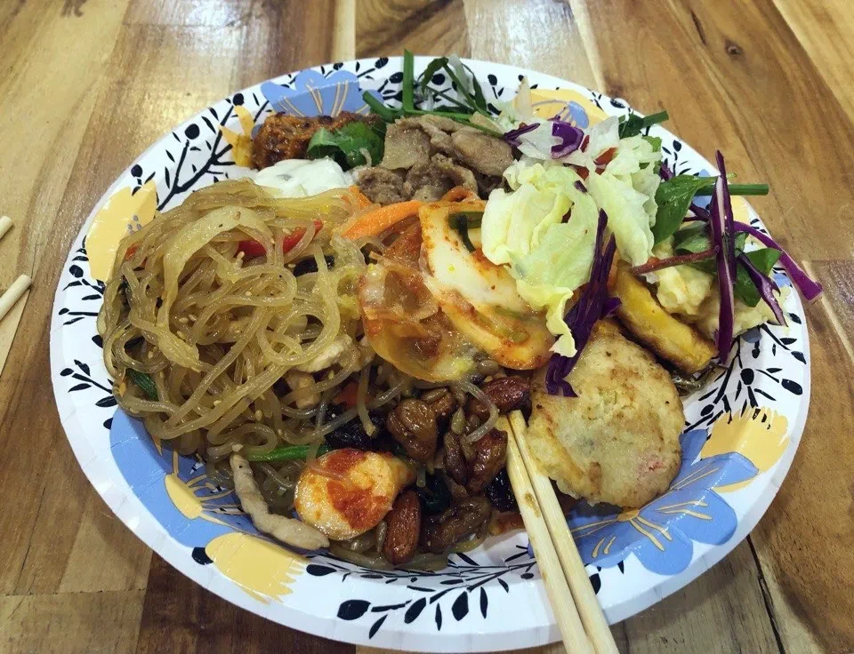 Тарелка с лапшой, мясом и салатами