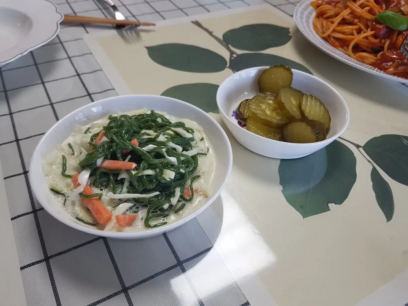 Салат и солёные огурцы