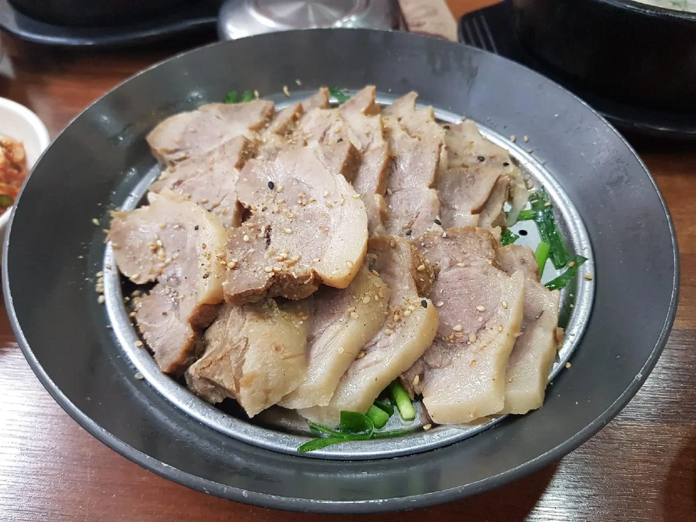 Нарезанное свиное мясо