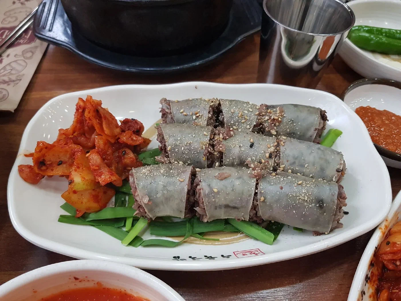 Корейская кровяная колбаса и кимчи