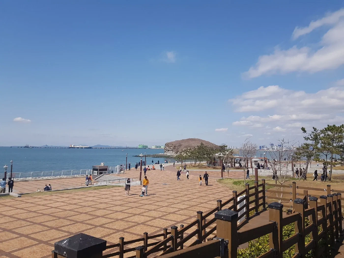 Площадка у моря под голубым небом
