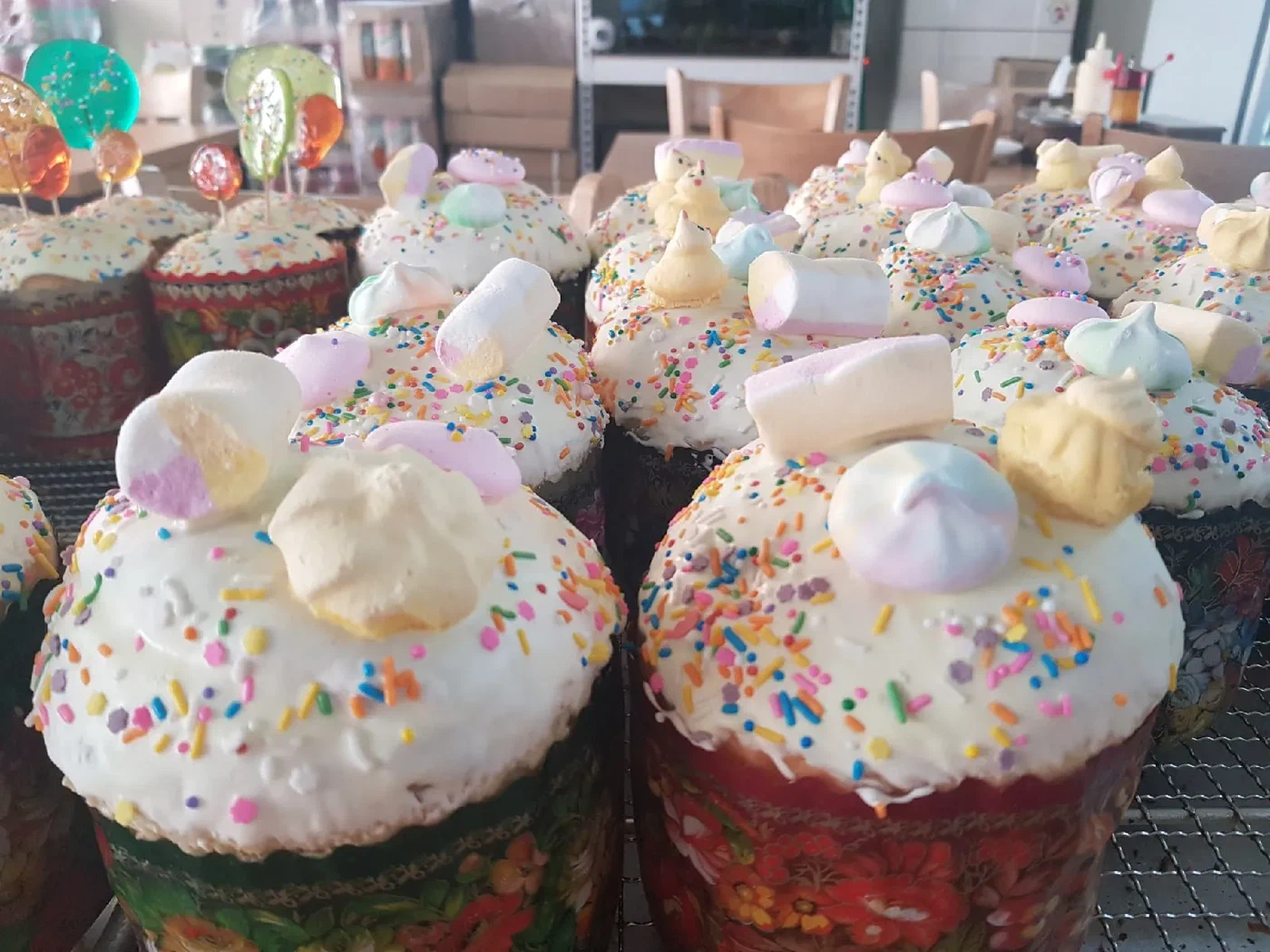 Куличи с белой глазурью и посыпкой