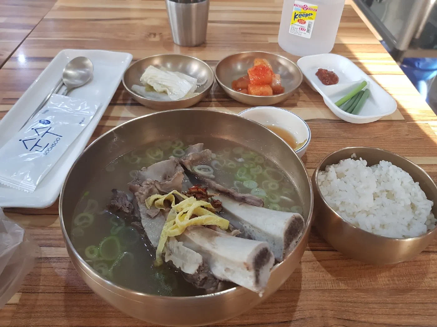 Суп с мясом, рисом и корейскими закусками