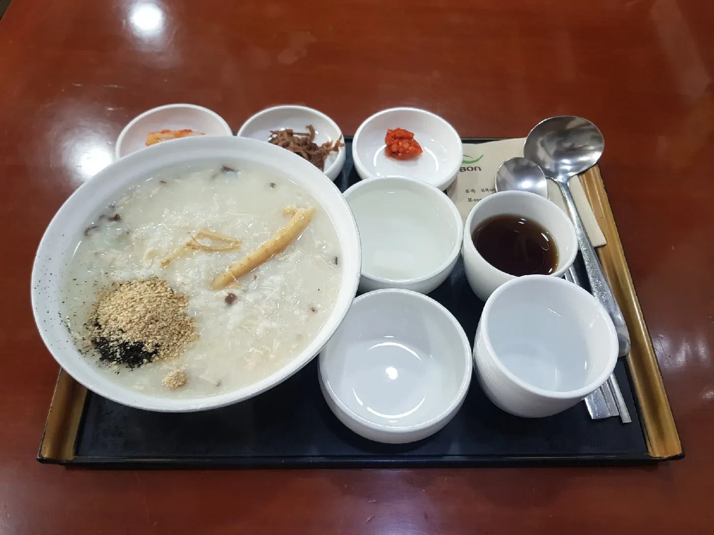 인삼 뿌리가 올라간 큰 그릇의 죽