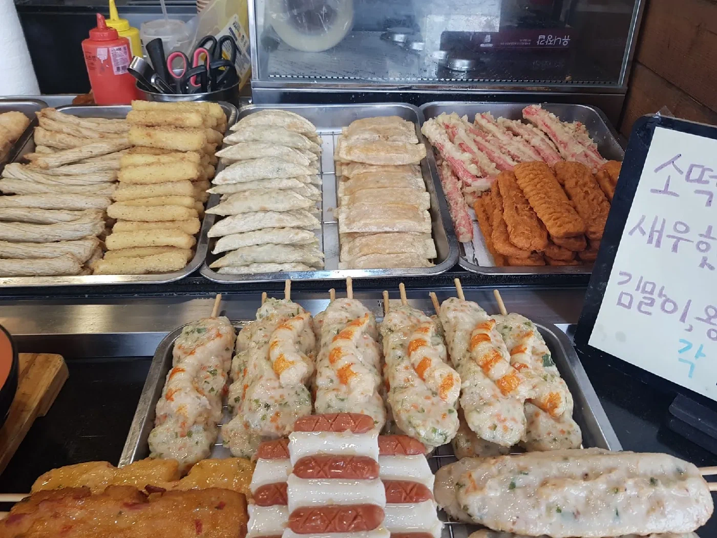 Рыбные пирожки и закуски на прилавке