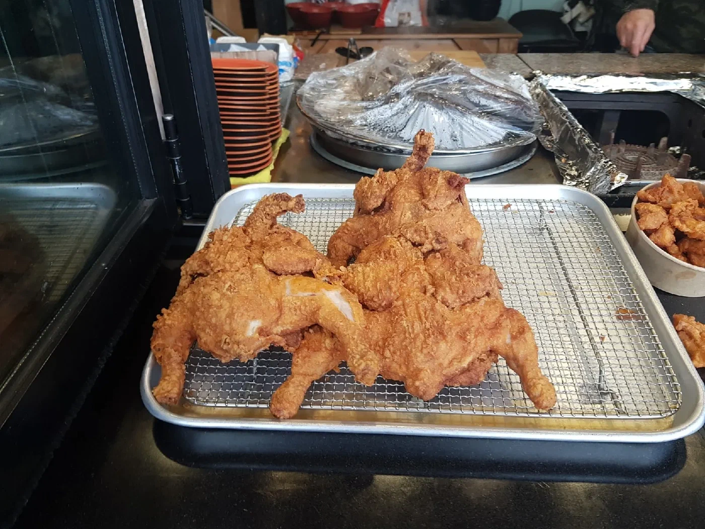 Жареная закуска на подносе