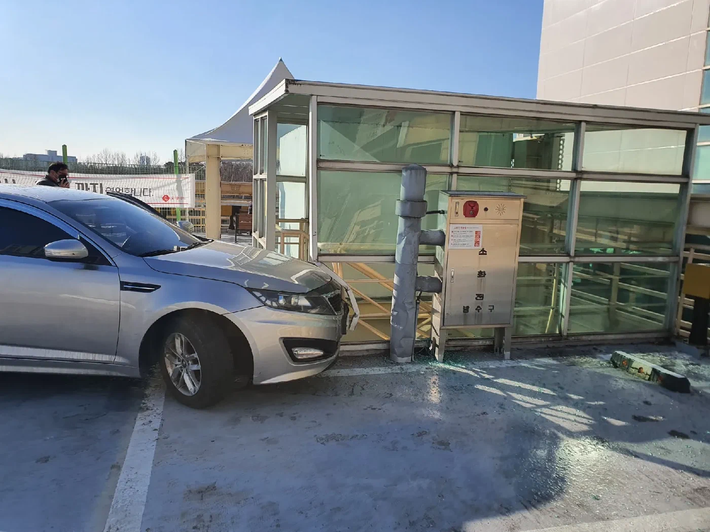 Автомобиль после столкновения на обледенелой парковке